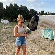 Étudiante de 23 ans en deuxième année d'ostéopathie animale. (Etude sur 5 ans niveau master )